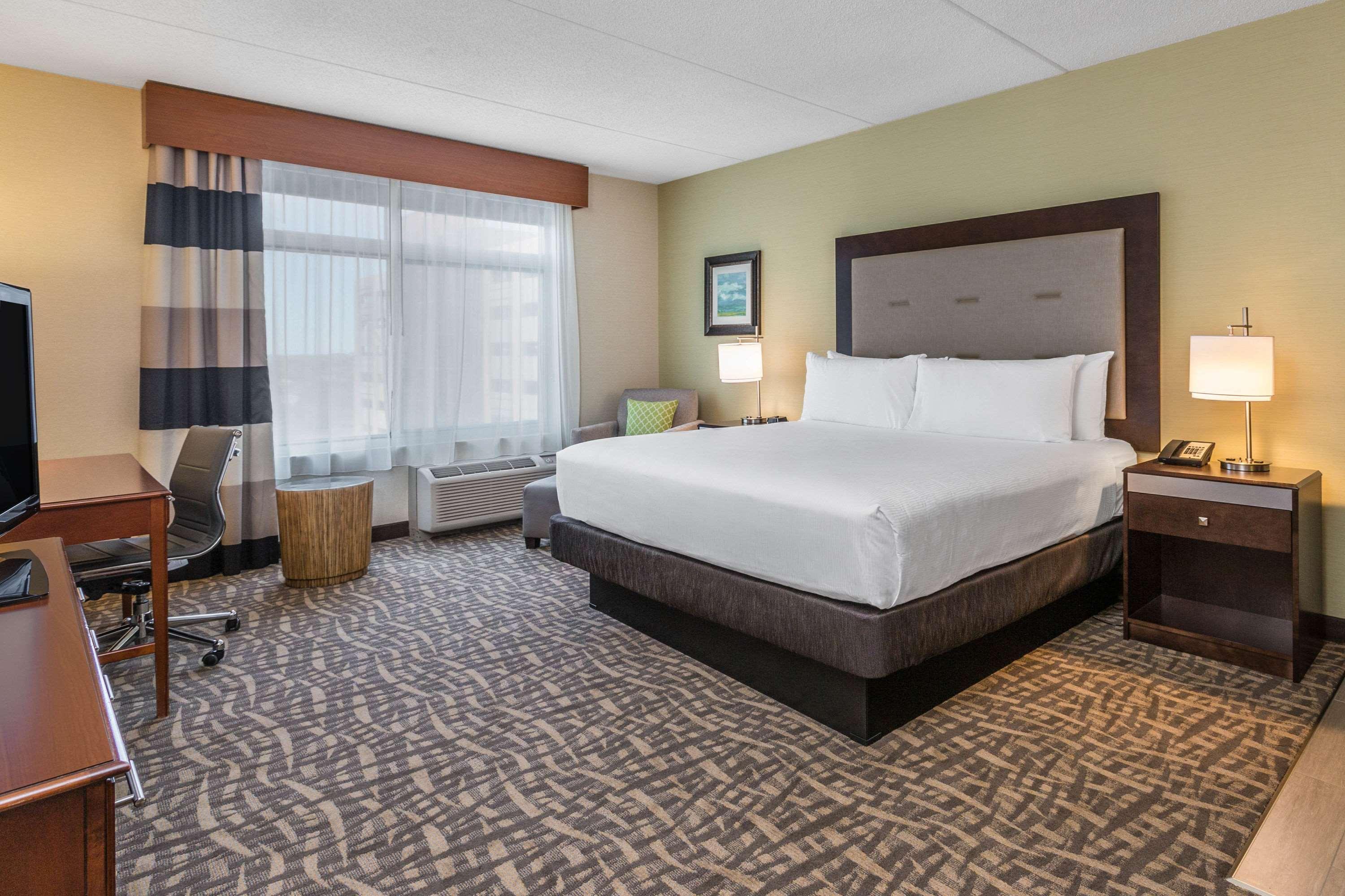 Отель Wyndham Garden Buffalo Downtown Экстерьер фото